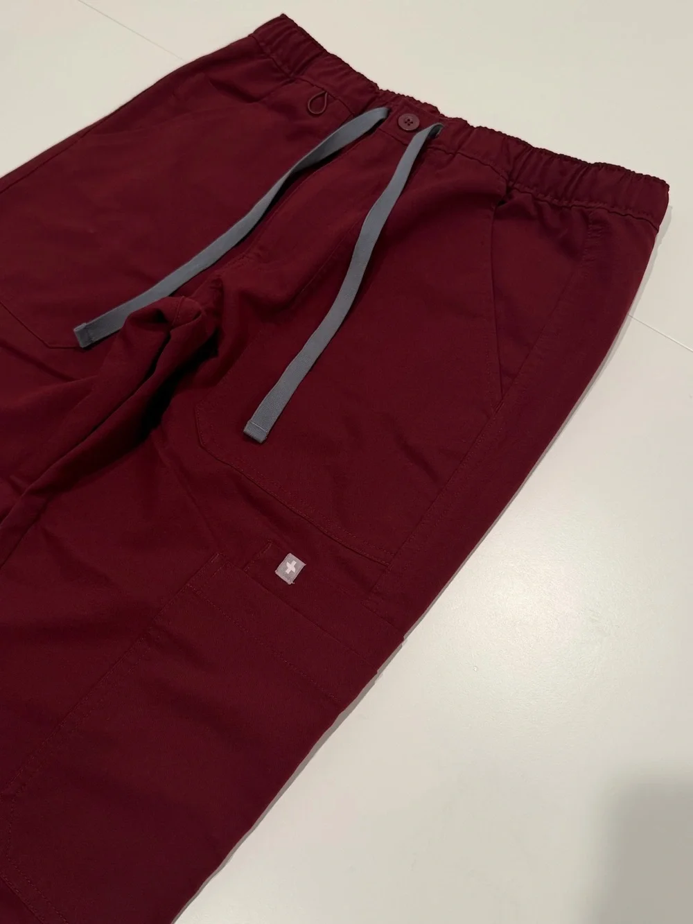 FIGS Men’s Cairo Cargo Scrub Pants Burgundy XS Short